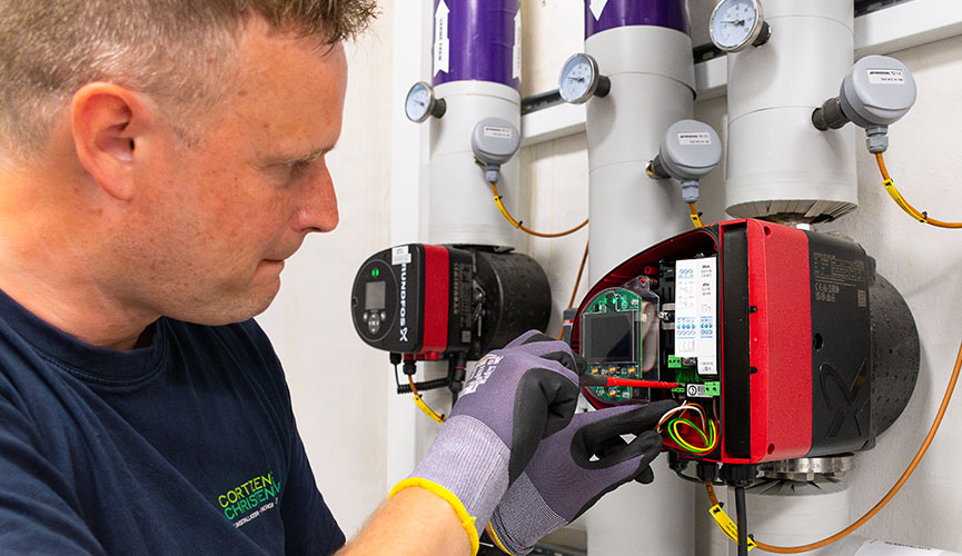 elektriker-erhverv-galleri-01 Elektriker der arbejder med varmepumpe