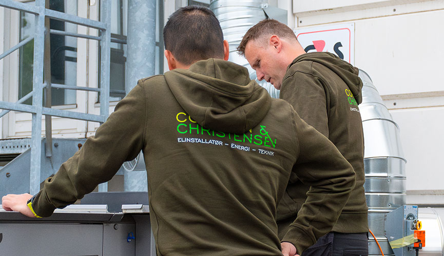 elektriker-erhverv-galleri-03 Elektrikere der arbejder hos en erhvervskunde