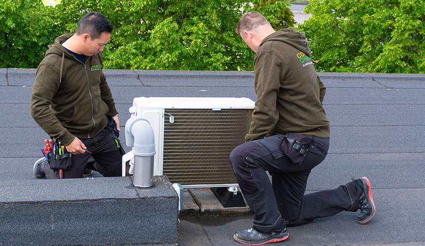 elektriker-erhverv-galleri-05 Elektrikere der sætter en varmepumpe op